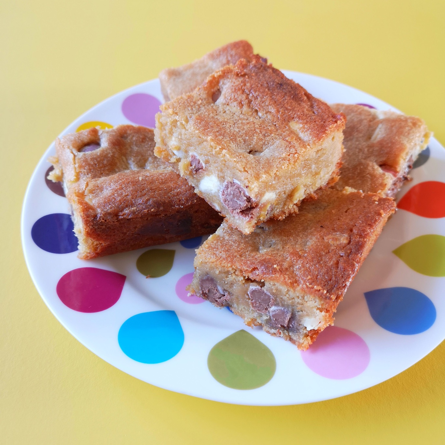 Yummy white chocolate and mini egg blondies | Hello! Hooray!