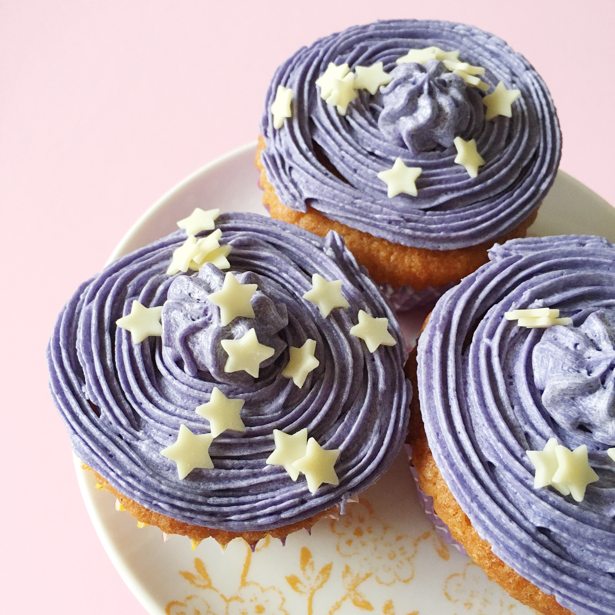 Cherry and almond cupcakes decoration | Hello! Hooray!