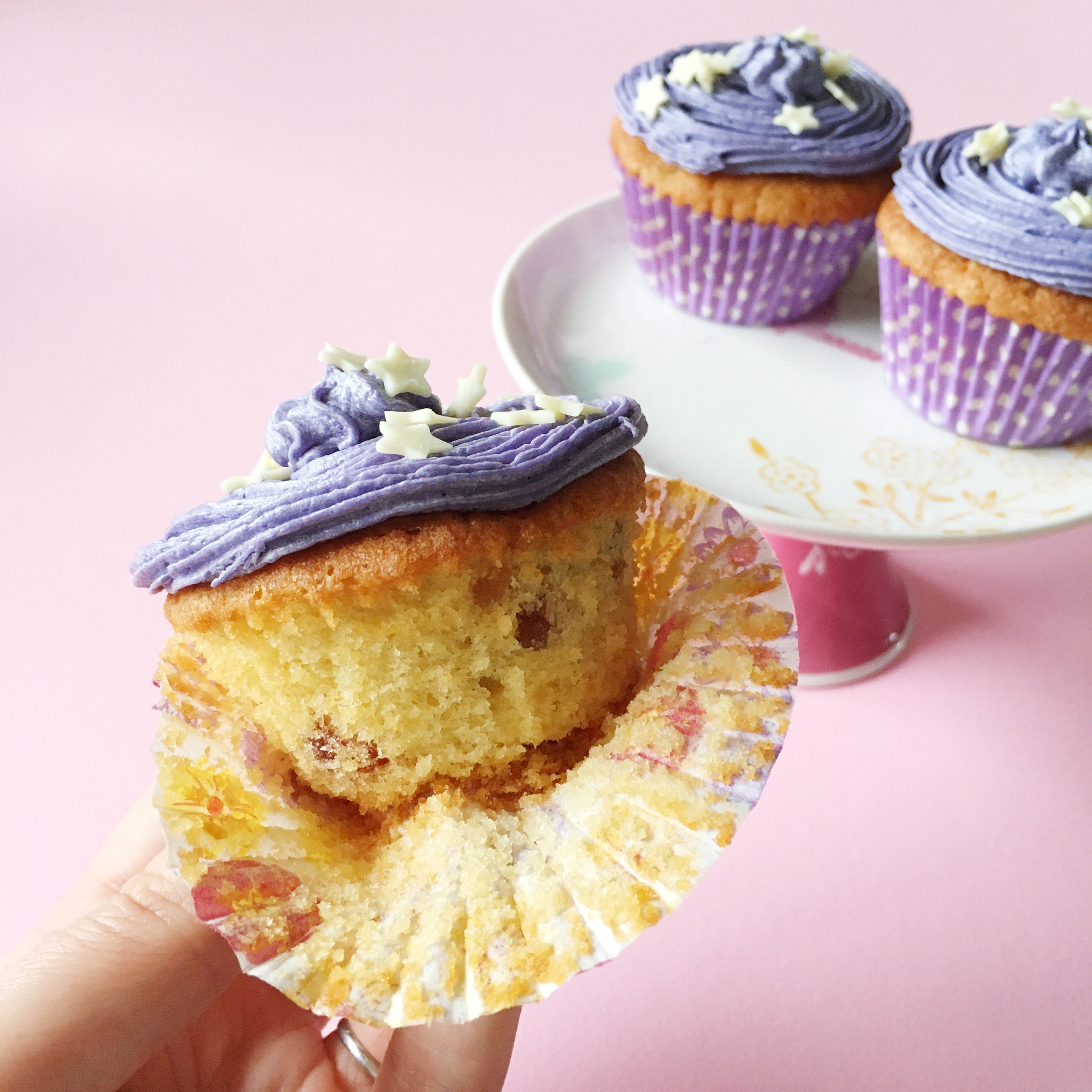 Delicious cherry and almond cupcakes | Hello! Hooray!